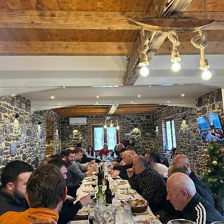 Gasthof Nia's Farm Librazhet